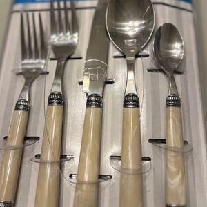 NWT Cambridge Silversmiths 20 Piece Flatware Set - Cabaret Crème